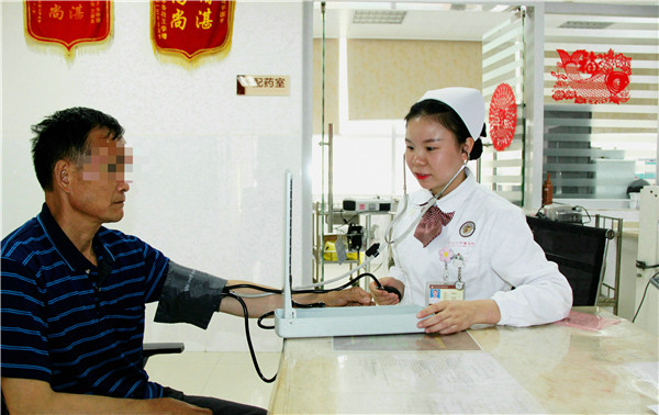 8-3、刘如春在接诊新住院患者。.JPG