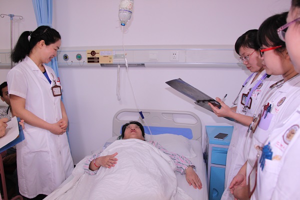 1、莫培培（左一）带领科室团队进行临床查房.JPG