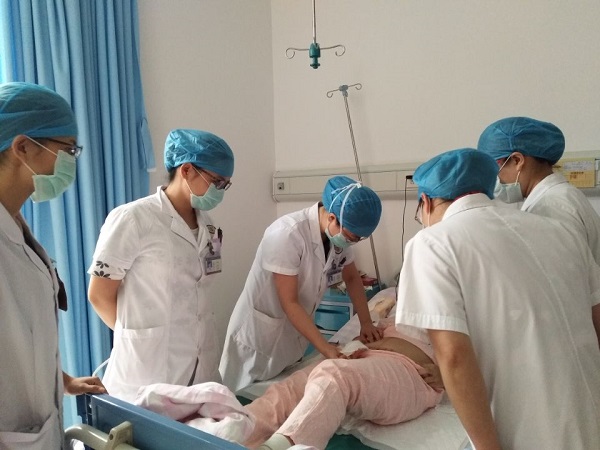 2、莫培培（左三）带领科室团队进行临床查房.jpg