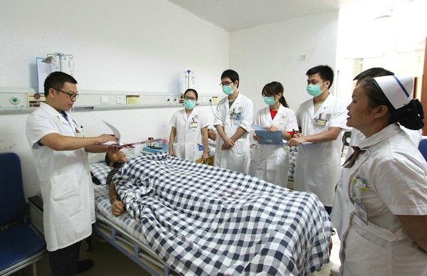 袁昌杰（左一）带领科室医护人员在查房。.JPG