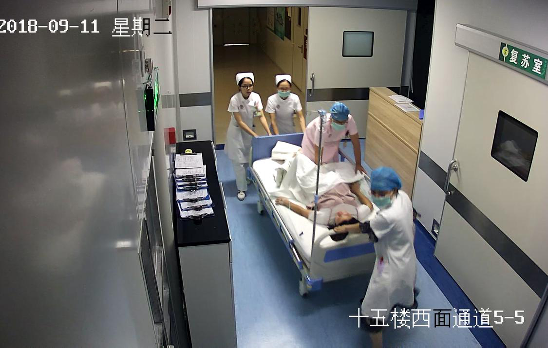 1-4、产妇正在被紧急推向手术室.jpg